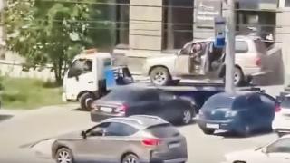 "Паяк" вдигна автомобил заедно с шофьора, ето какво се случи ВИДЕО