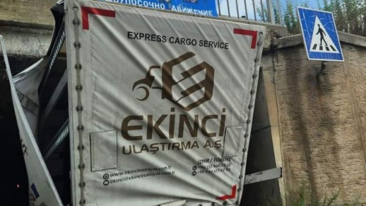 Нелеп инцидент с камион в столицата СНИМКА