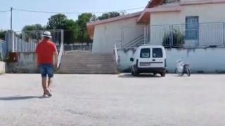 Грък отиде да гласува, но ето какъв придружител си взе ВИДЕО