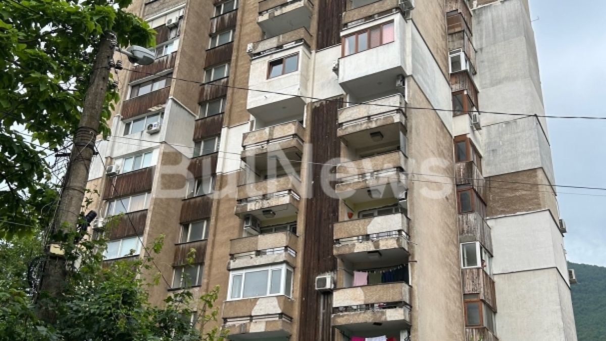 Врачанка излезе на прозореца на 11-ия етаж и почна да крещи, последвалото е ужасяващо СНИМКИ