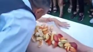  Потресаващо ВИДЕО 18+: 50-годишен яде от чисто "гола торта" пред погледа на невръстни деца 