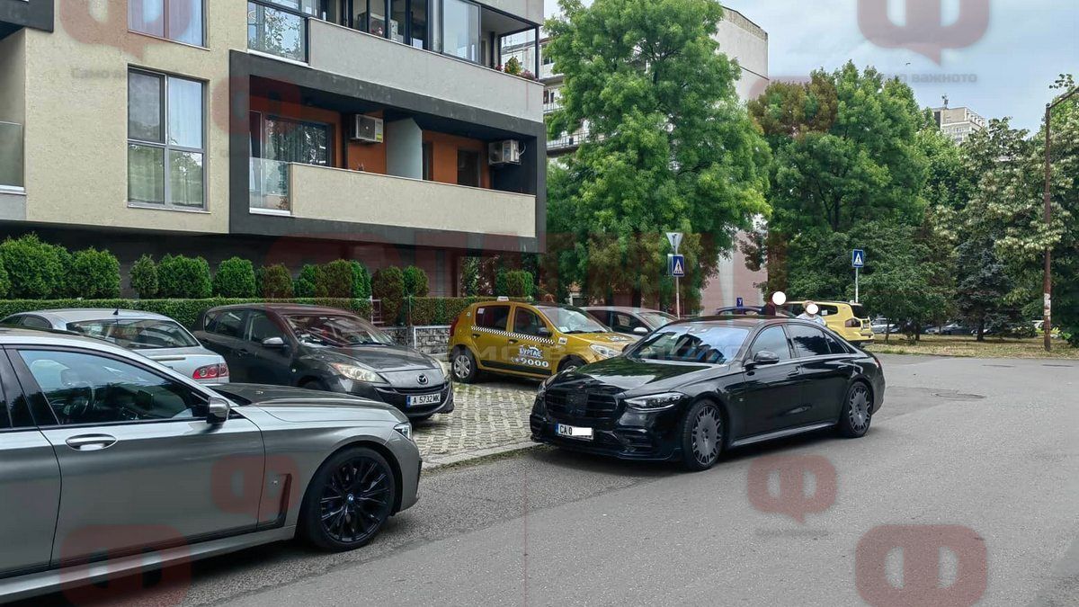 Зрелище в Бургас! Блондинка в учебна кола се тресна в суперскъп "Брабус" с тузарски номера СНИМКИ
