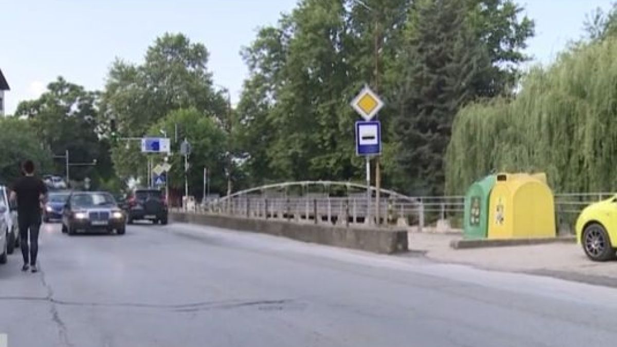 Много тревожни новини за двете деца, пометени на тротоар в Сандански 