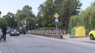 Много тревожни новини за двете деца, пометени на тротоар в Сандански 