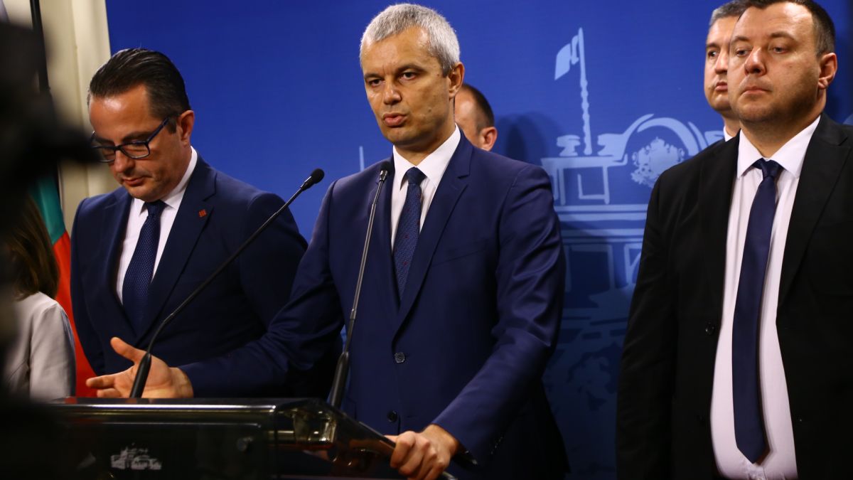 Напрежението между "Възраждане" и премиера ескалира 
