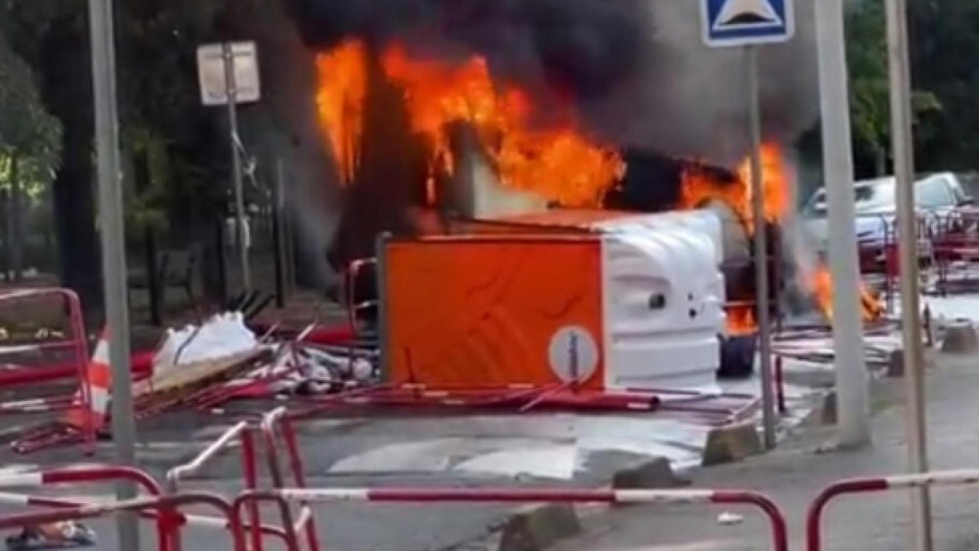 Война в Париж! Полицията стреля, протестиращи издигат барикади, палят всичко по пътя си и превземат нови квартали ВИДЕО