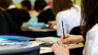 МОН обяви резултатите от матурите, учениците от 7-и и 10-и клас притаиха дъх