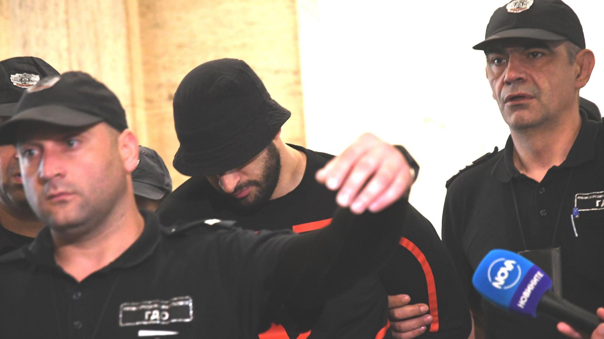 Брадат и окован с белезници: Ето го единия от участниците в масовия бой в "Люлин" СНИМКИ