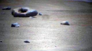 Учените изгубиха ума и дума от мистериозна поничка на Марс, заснета от марсоход