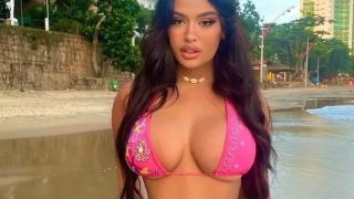 Секси моделка си върна девствеността с операция, за да забрави всичките си мъже