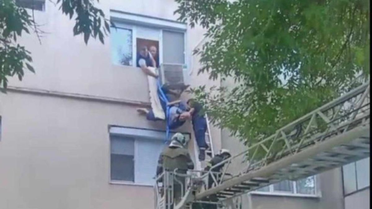 Екстремна ситуация в Пловдив: Възрастен мъж увисна на климатик СНИМКА