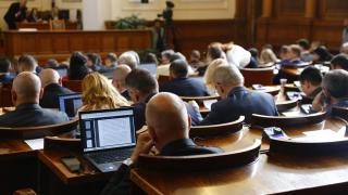 В парламента в петък ще ври и кипи заради...