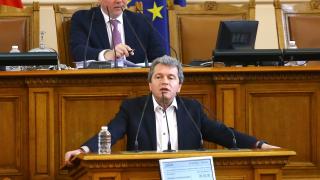 Напрежението в НС ескалира: Тошко Йорданов скочи на шефа на правната комисия, прекъснаха заседанието, а после... 