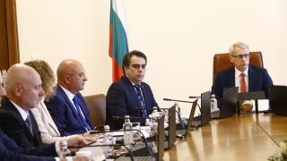 Социолози разкриха клати ли се столът на Денков