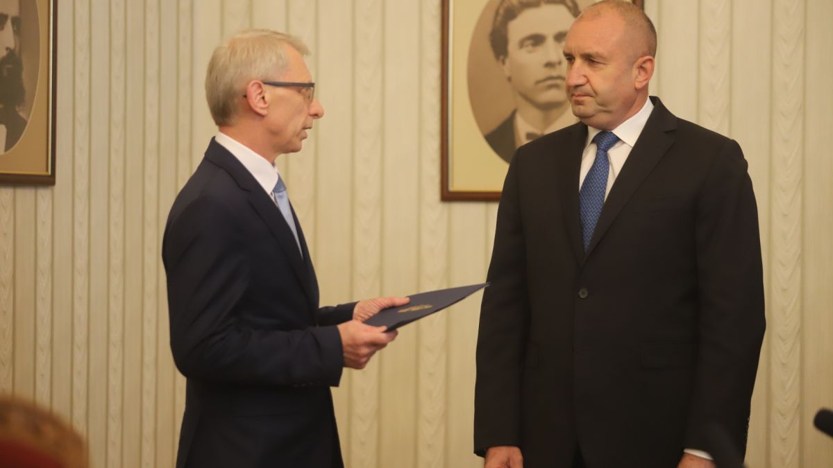 Денков сряза Радев за Конституцията 