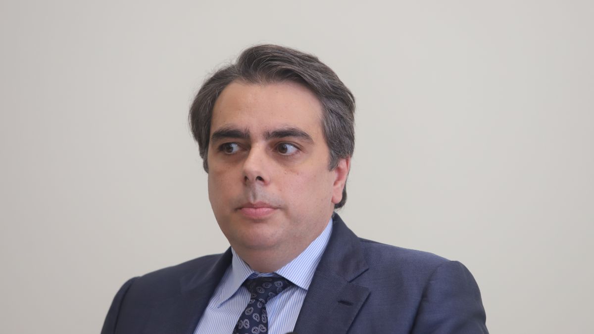 Сметките на Асен Василев не излизат, бюджетът е назад с много пари