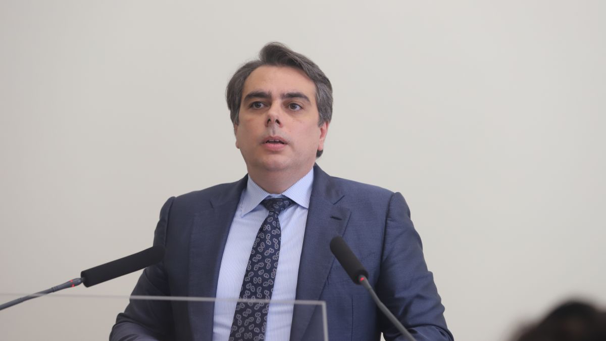 Проф. Касчиев каза какво е направил Асен Василев с парите от енергийния фонд