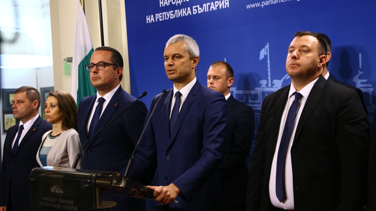 МОН с остра реакция срещу списъка на "Възраждане"