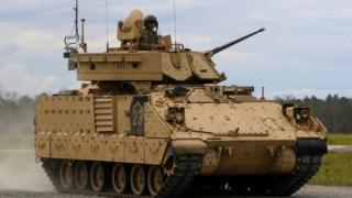 Украинска БМП Bradley е разкъсана на части след точно попадение на руски танк СНИМКИ