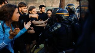 Франция гори: Опитаха да убият кмет и семейството му, а бабата на застреляния Ноел...