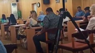 Не е за вярване какви ги свърши общинар насред важно заседание ВИДЕО 