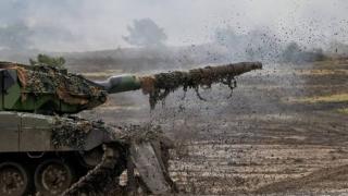 Стана ясно защо бойци от ВСУ сами унищожават танковете Leopard ВИДЕО