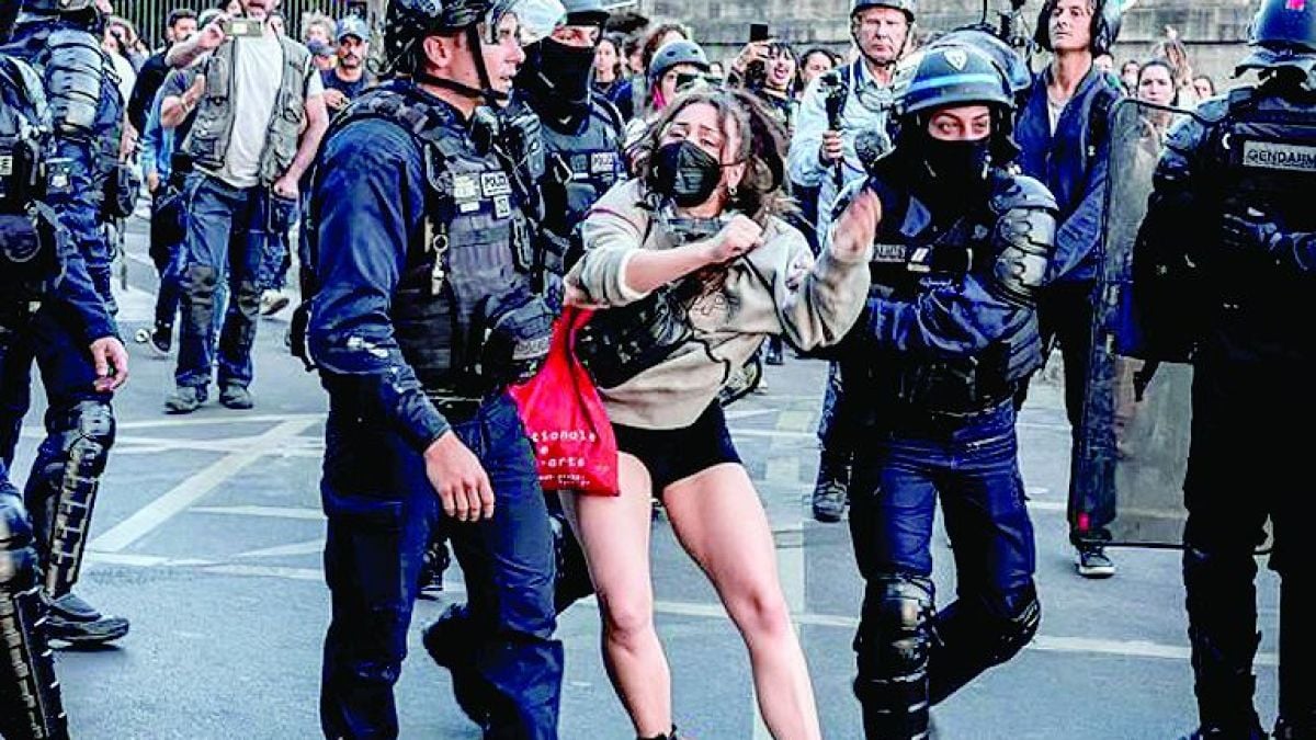 Анализ: Защо гори Франция СНИМКИ
