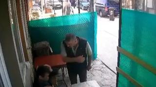 Потресаващо ВИДЕО: Озверял пазвантин пребива беден човечец в Брезница, селски първенец го насъсква: Дери! Дери!