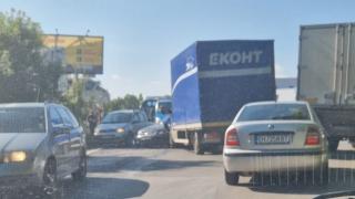 Първо в БЛИЦ! Зрелищно меле край столичен мол СНИМКА