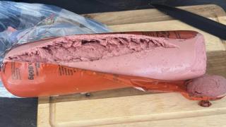 Курортист си купи салам от Т-Маркет в Несебър и едва не повърна като го разряза СНИМКИ      