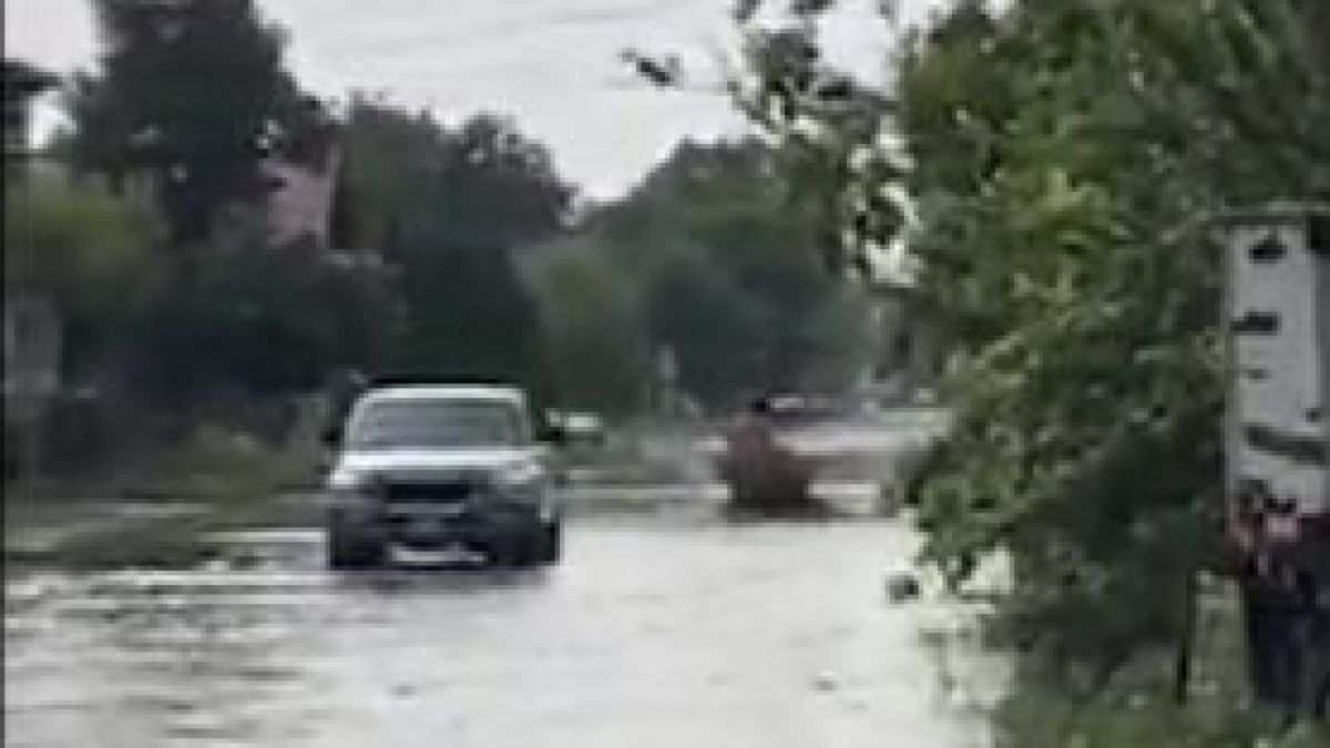 Мощна стихия помете Козлодуй, шофьори закъсаха в пороя ВИДЕО 