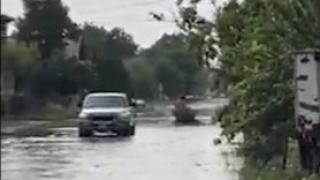 Мощна стихия помете Козлодуй, шофьори закъсаха в пороя ВИДЕО 