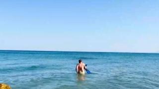 Голям туристически бос скочи гол в морето, извади чувал с миди и ги налапа сурови
