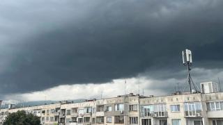 Мощна гръмотевична буря връхлетя София насред посещението на украинския президент, а той хладнокръвно призна, че... ВИДЕО 