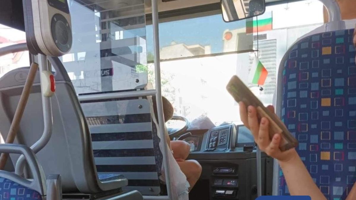 Шофьор на автобус скандализира пловдивчани: Дреме на всеки светофар, а като види млада пътничка...
