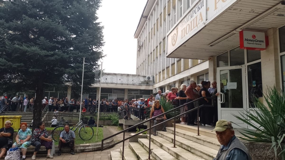 Не е истина какво се случва пред пощата в Монтана в първия ден на раздаване на увеличените пенсии СНИМКИ 