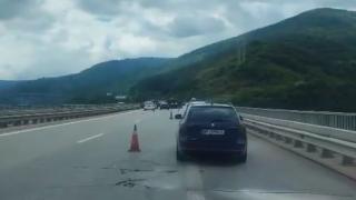 Автовоз се обърна на АМ "Хемус" ВИДЕО