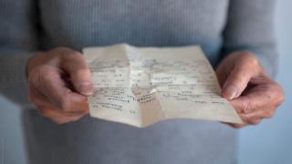 Непознат мъж даде на карловка ПИСМО, което веднага смрази кръвта ѝ СНИМКА
