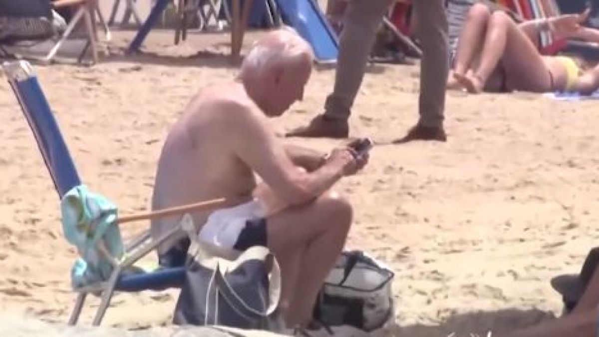 По бански с морски костенурки: Ето какво направи Байдън на плажа ВИДЕО
