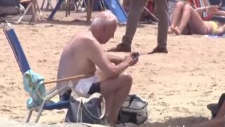 По бански с морски костенурки: Ето какво направи Байдън на плажа ВИДЕО