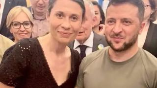 Летящата Козила скандализира със СНИМКА със Зеленски 