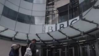 Сексскандал тресе BBC! Водещ плащал луди пари на 17-г. за...