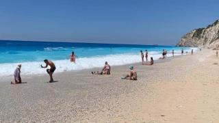 Гърците ликуват: Халкидики се пука по шевовете от българи и румънци 