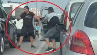 Зрелищен екшън в София! Бесни шофьори се млатиха до кръв! ВИДЕО