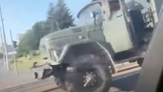 Зрелищно меле с военен камион в Бургас ВИДЕО