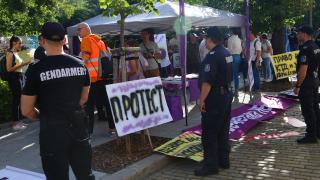 Напрежение в центъра на София: Протестиращи обкръжиха НС, а полицаи ги... СНИМКИ