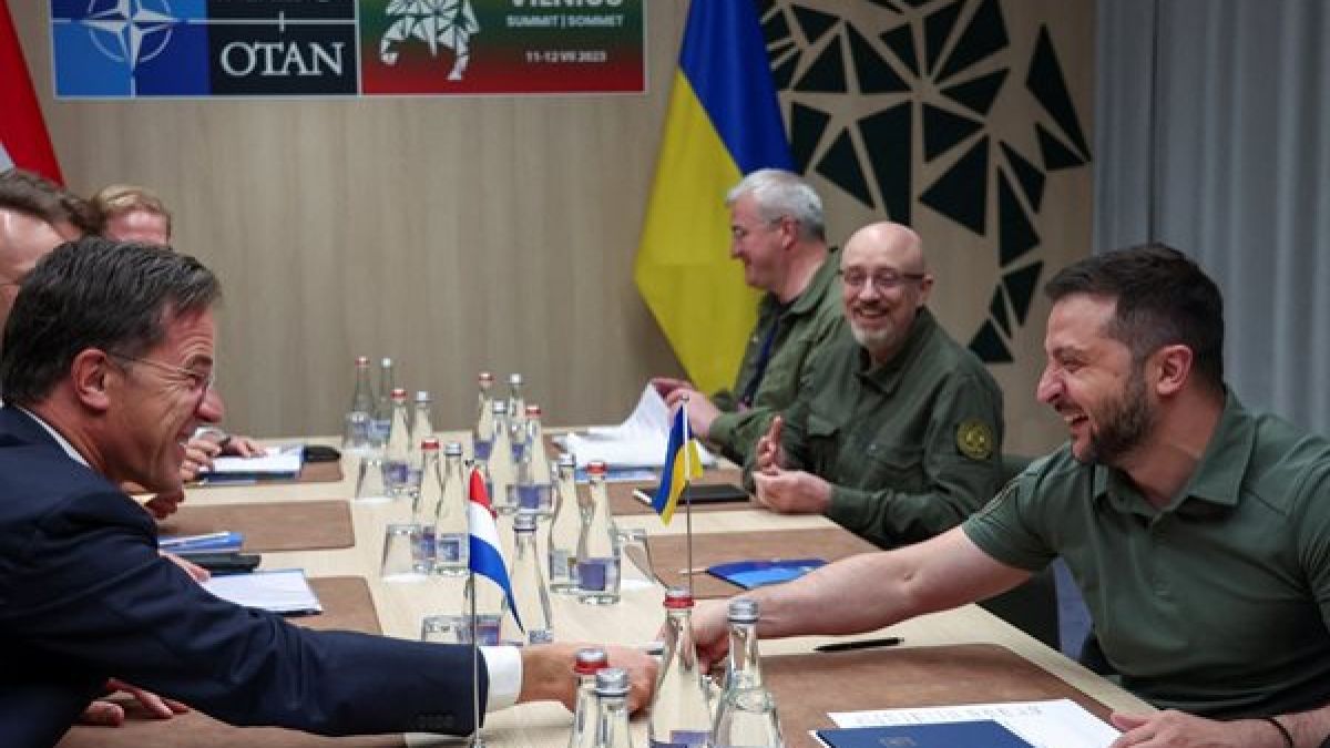 Комично: Володимир Зеленски и Марк Рюте "се скараха", няма да повярвате за какво ВИДЕО