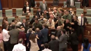 Масов бой между депутати в косовския парламент, заляха Курти с вода ВИДЕО