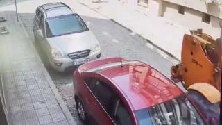 Багер отнесе огледалото на кола, ето какво стана после ВИДЕО