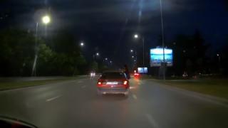 Момиче вбеси мрежата с простотията си, можело е дори да загине ВИДЕО 